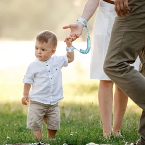 Anti-Lost Wrist Link for Kids – Child Safety Harness Strap with 360° Rotation & Adjustable Length for Travel, Parks & Crowded Areas (Random Color)